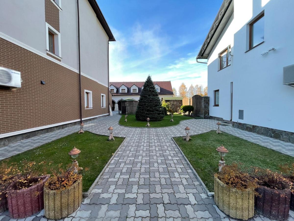 Hotel Korona Mostyska Экстерьер фото