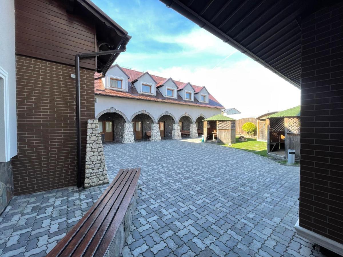 Hotel Korona Mostyska Экстерьер фото