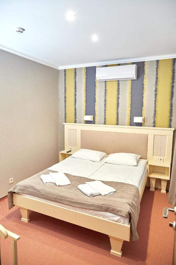 Hotel Korona Mostyska Экстерьер фото