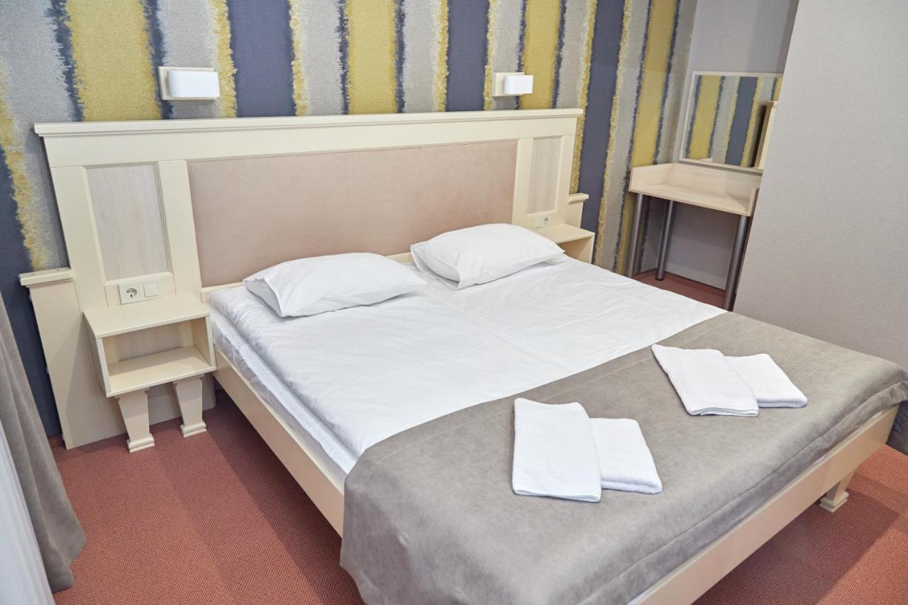 Hotel Korona Mostyska Экстерьер фото