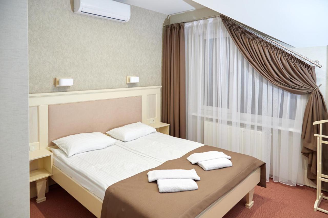 Hotel Korona Mostyska Экстерьер фото