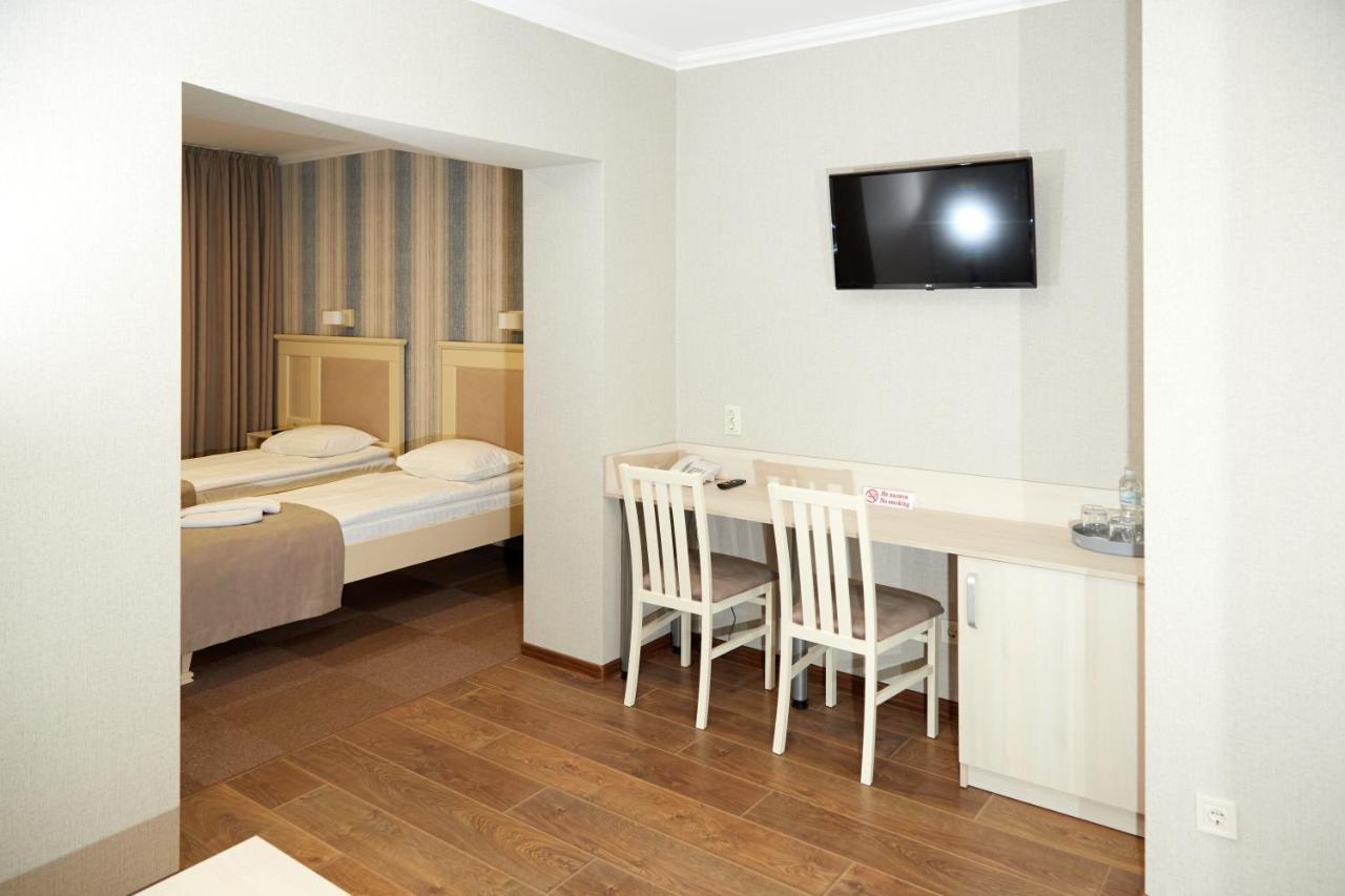 Hotel Korona Mostyska Экстерьер фото