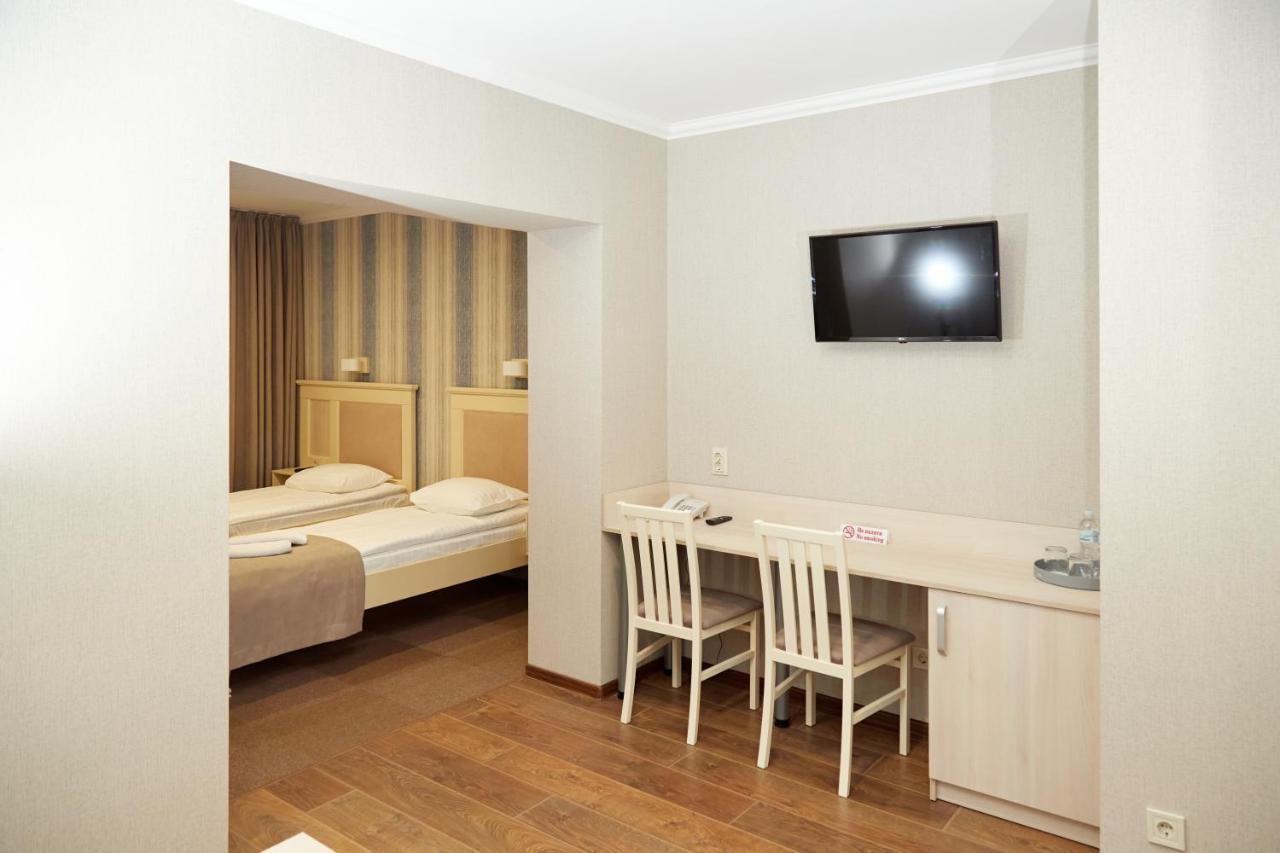 Hotel Korona Mostyska Экстерьер фото
