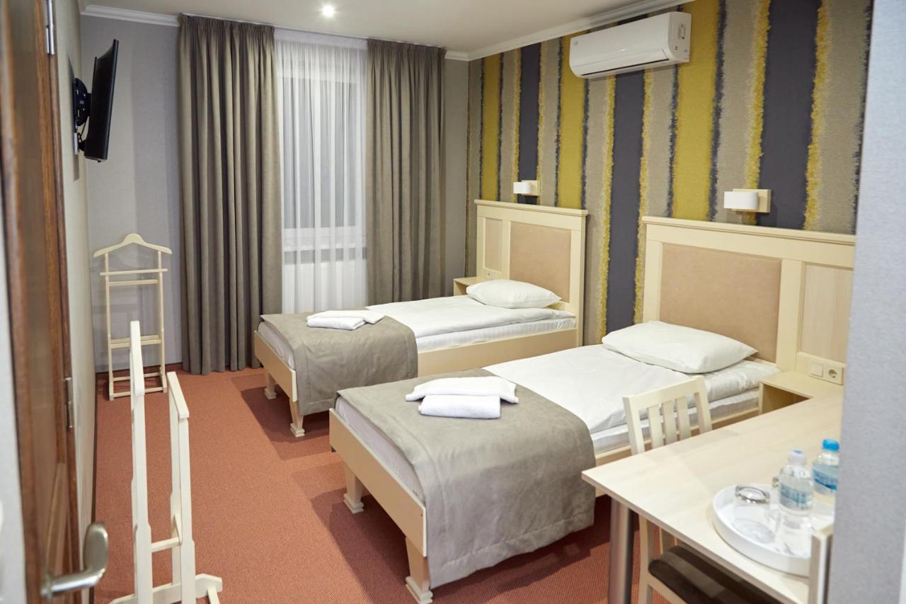 Hotel Korona Mostyska Экстерьер фото