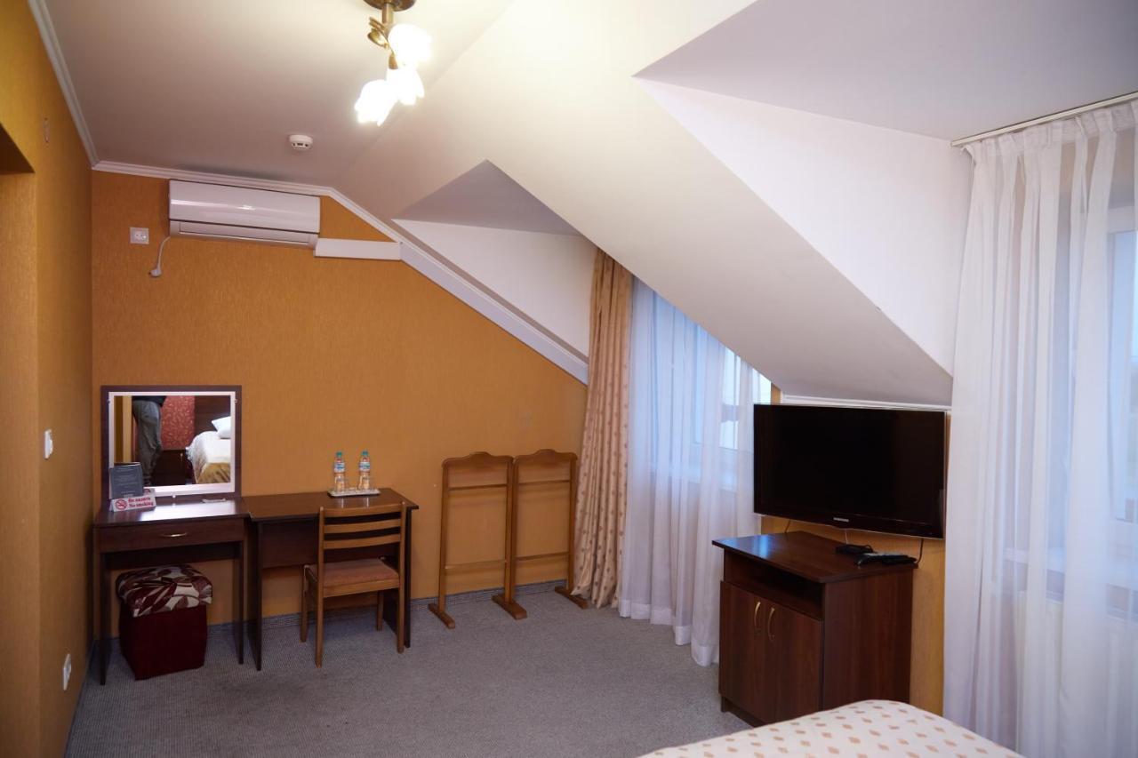 Hotel Korona Mostyska Экстерьер фото