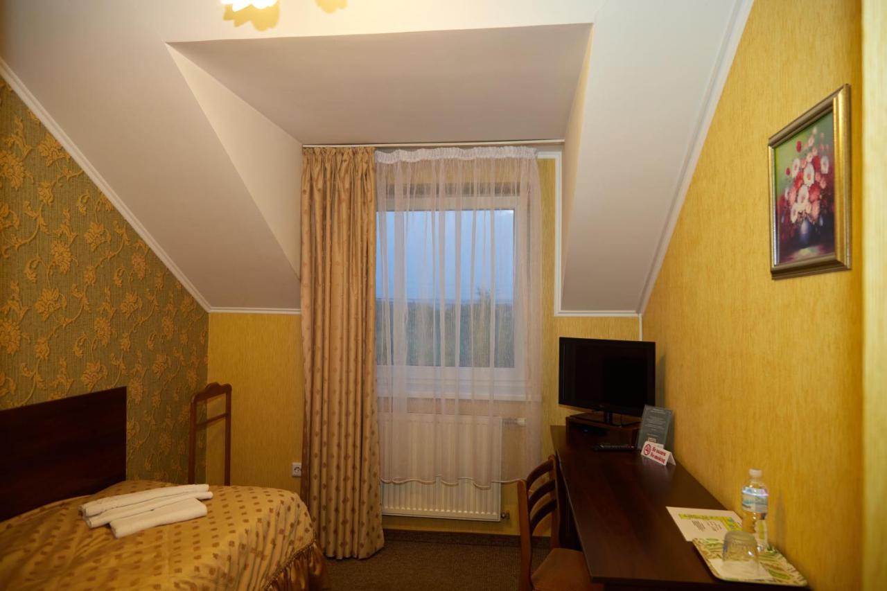 Hotel Korona Mostyska Экстерьер фото