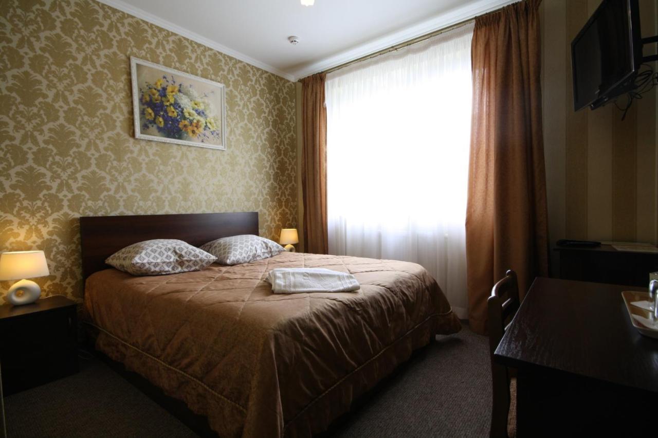 Hotel Korona Mostyska Экстерьер фото