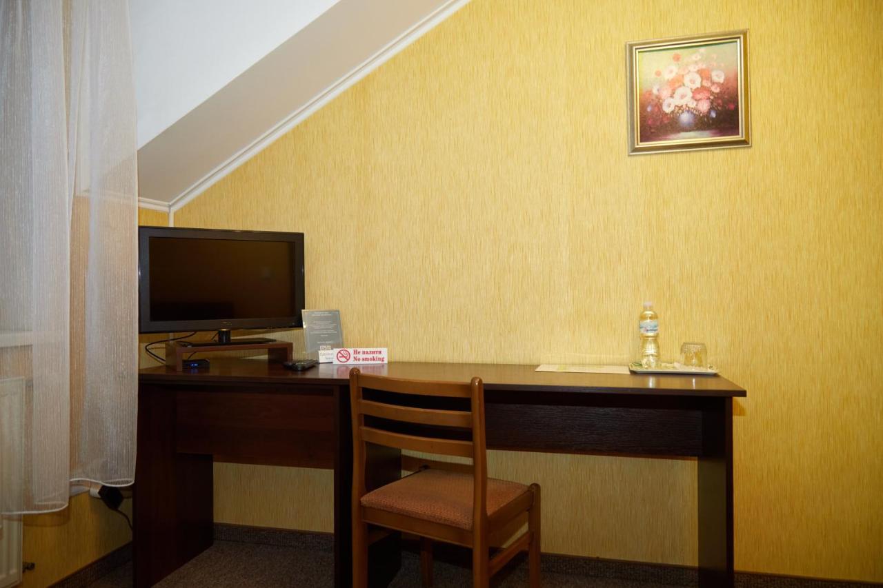 Hotel Korona Mostyska Экстерьер фото