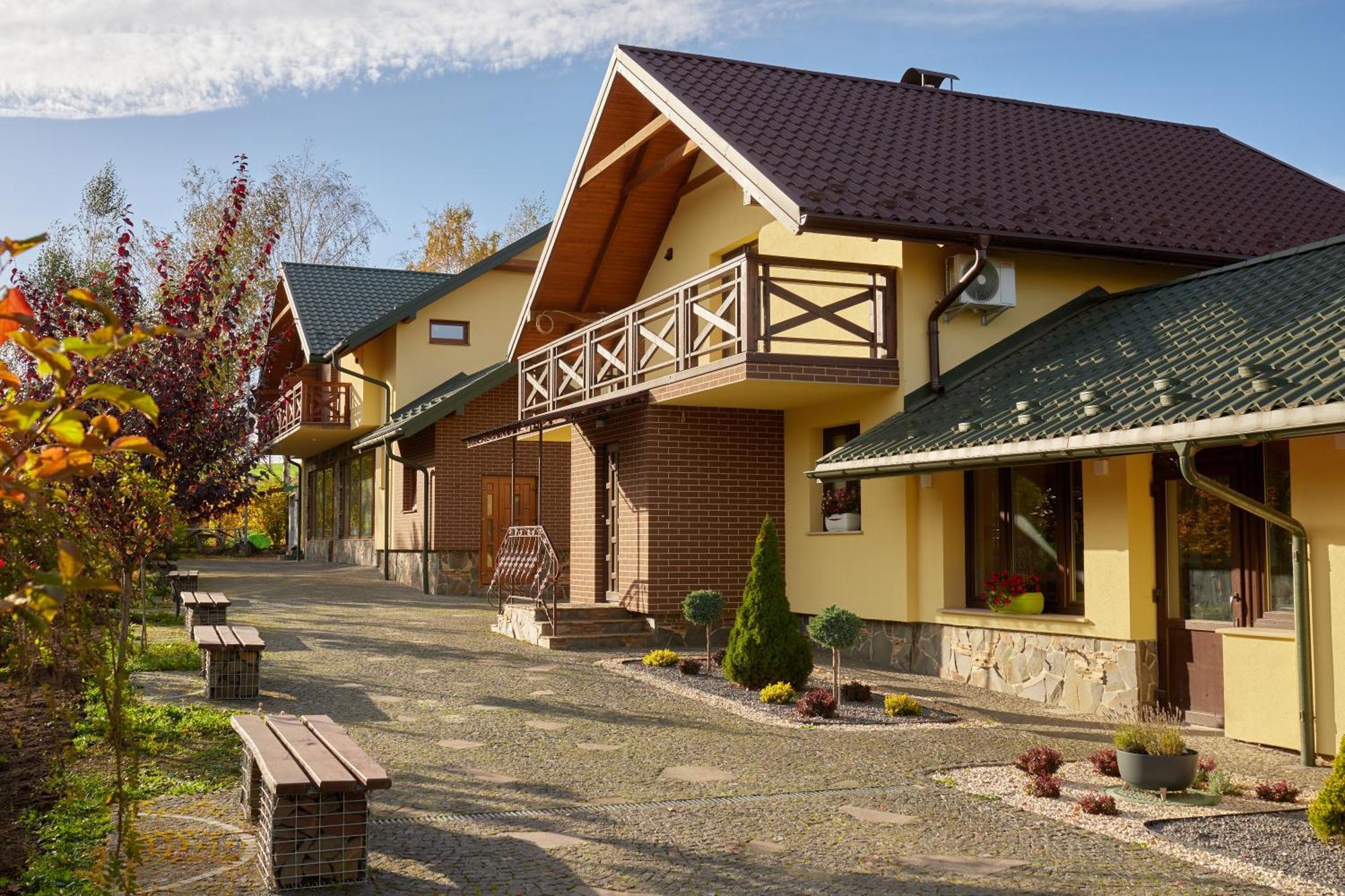 Hotel Korona Mostyska Экстерьер фото