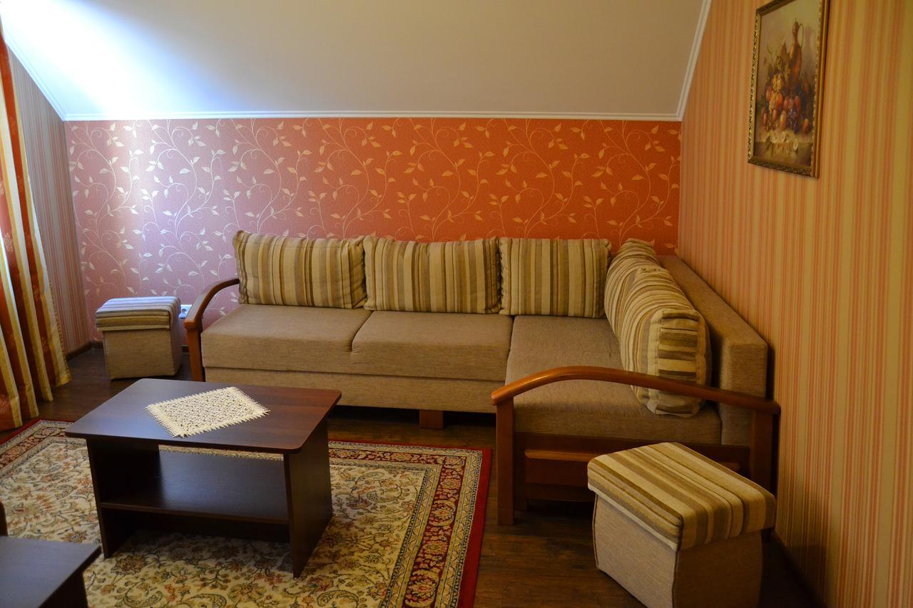Hotel Korona Mostyska Экстерьер фото