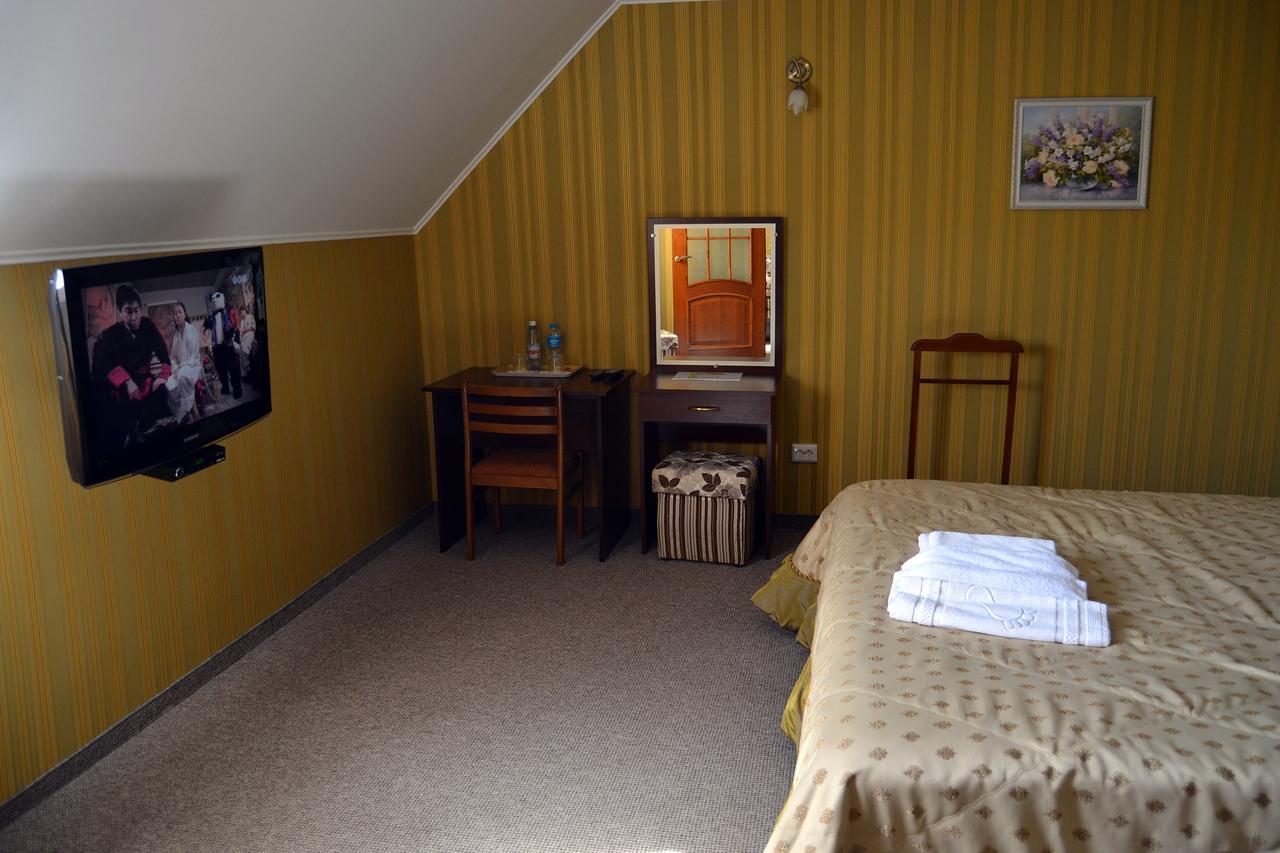 Hotel Korona Mostyska Экстерьер фото
