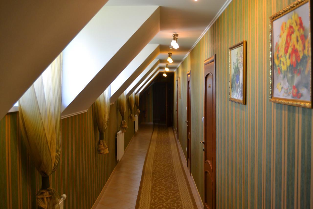 Hotel Korona Mostyska Экстерьер фото
