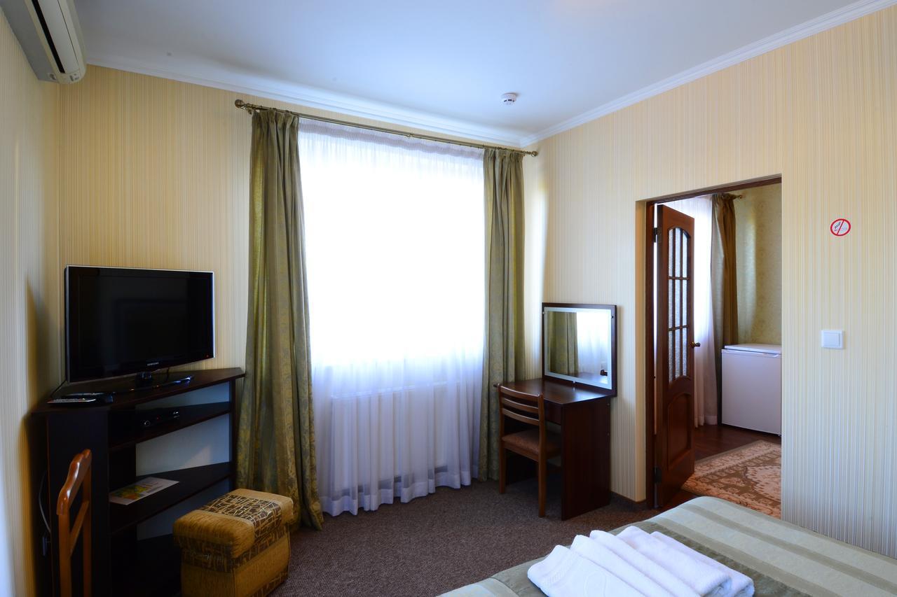 Hotel Korona Mostyska Экстерьер фото