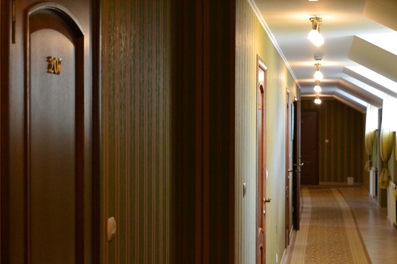 Hotel Korona Mostyska Экстерьер фото